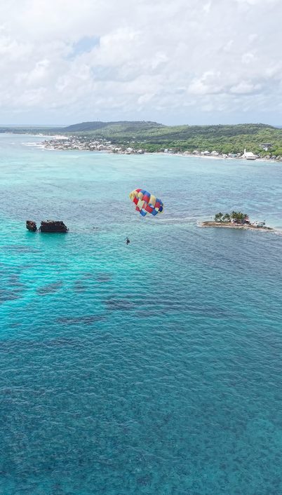 Vuelo de parasail grabado con dron