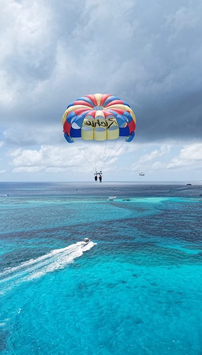 Parasail sobre el mar de los siete colores